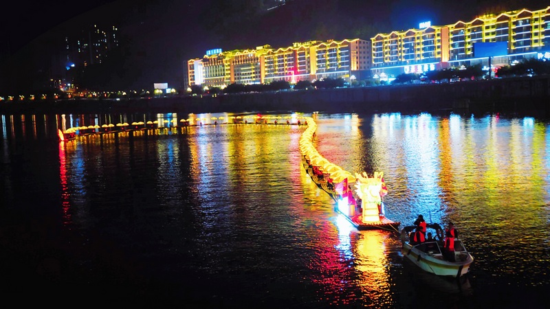 竹筏巨龍夜景.jpg