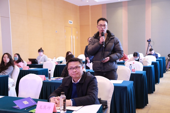 納稅人在活動現(xiàn)場提問。