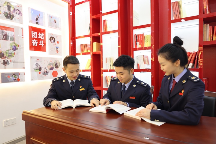 畢節(jié)高新區(qū)稅務(wù)局組織青年干部集中學(xué)習(xí)了新修訂的《中華人民共和國行政復(fù)議法》。李想攝