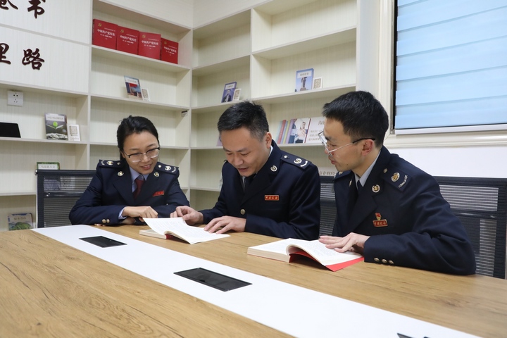 畢節(jié)市稅務(wù)局青年干部利用集中學(xué)習(xí)，對《行政復(fù)議法》進(jìn)行集中討論學(xué)習(xí)，通過分享實(shí)際案例、學(xué)習(xí)法律法規(guī)原文等措施進(jìn)行深入學(xué)習(xí)。朱泫粼攝