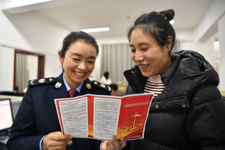 威寧縣局向納稅人發(fā)放新修訂的行政復(fù)議法宣傳資料并向納稅人宣講新行政復(fù)議法。楊丹攝