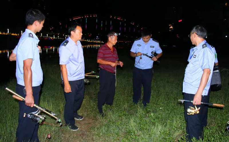 印江多部門聯(lián)合開展十年長江禁漁，對違規(guī)垂釣人員進(jìn)行引導(dǎo)并收繳違規(guī)釣具。王東攝