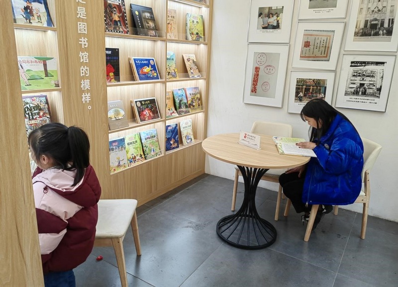 (2)24小時無人值守文淵閱書房店內(nèi)休閑閱讀區(qū)2  清鎮(zhèn)市新華書店提供.jpg