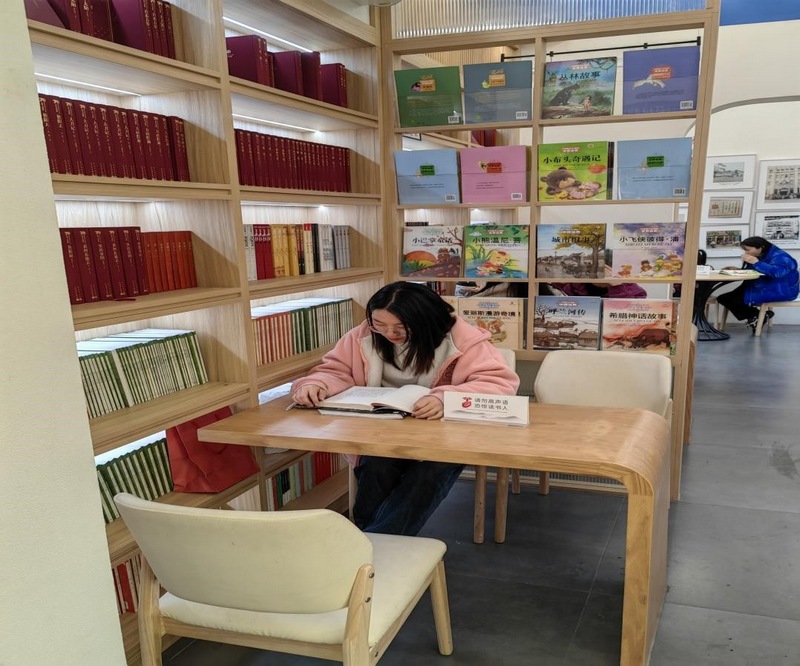 (3)24小時無人值守文淵閱書房店內(nèi)休閑靜謐自習(xí)區(qū)2  清鎮(zhèn)市新華書店提供.jpg
