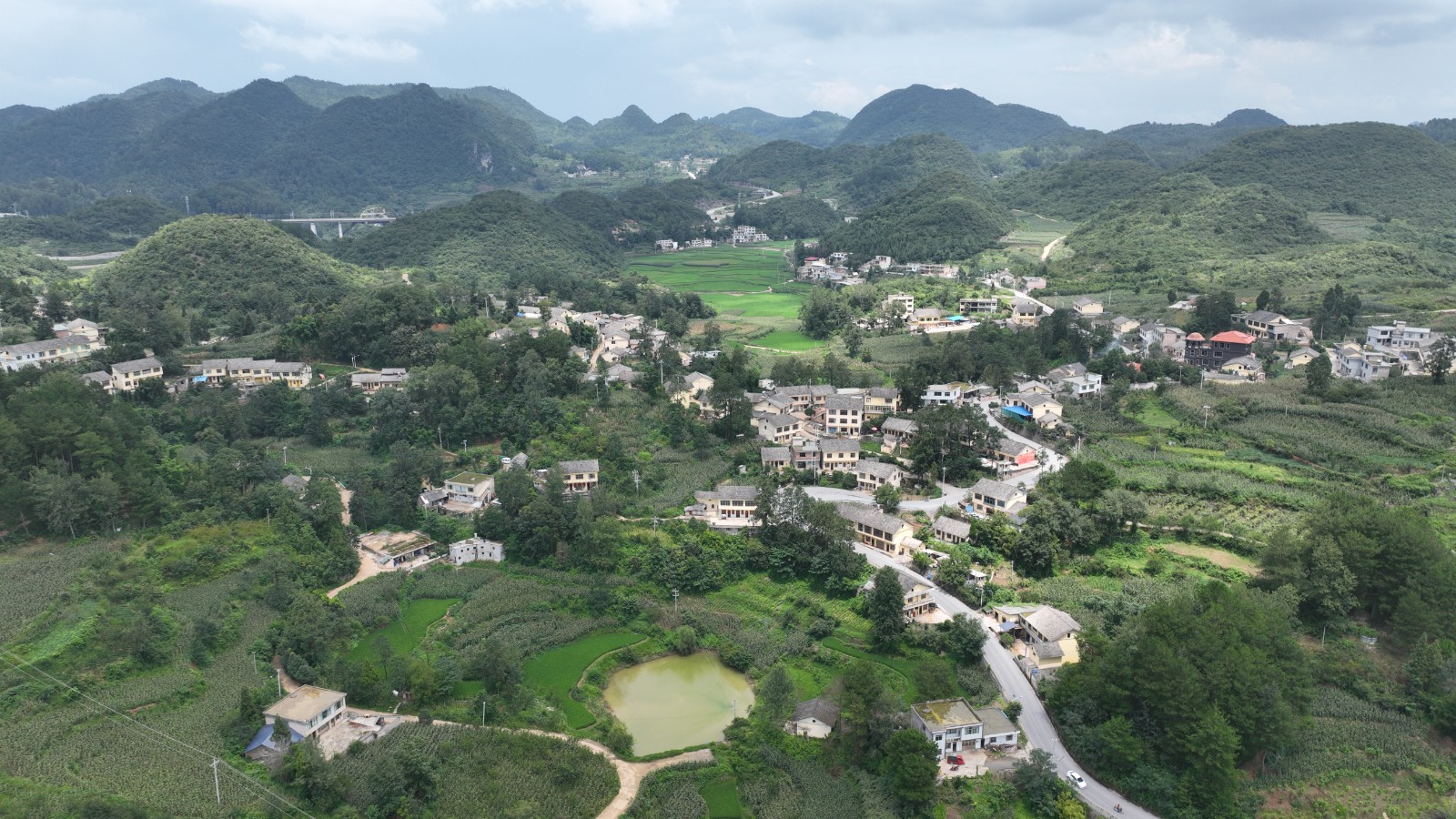 清鎮(zhèn)市衛(wèi)城鎮(zhèn)上水村航拍圖。鮑凱攝