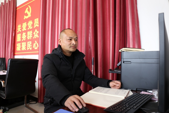 駐村第一書記周榮在錄入駐村工作資料。楊佩濤攝