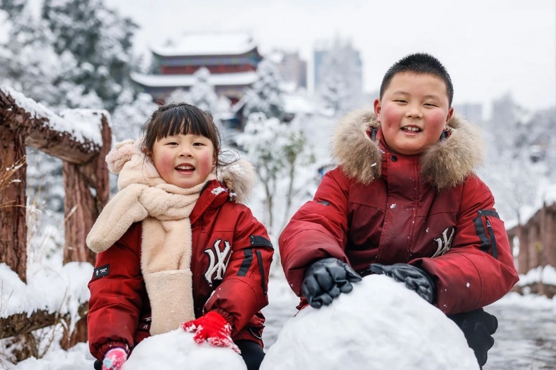 孩童玩雪.jpg