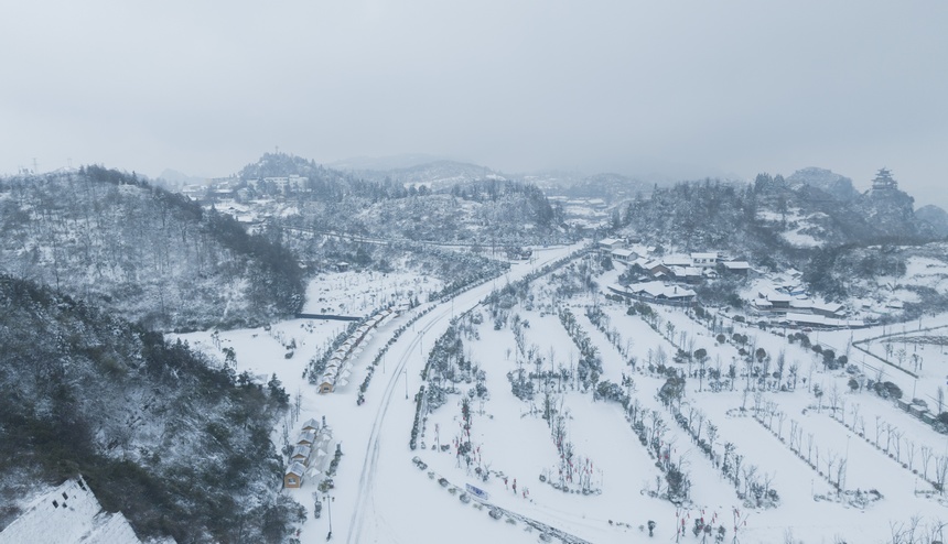 2024年1月22日，貴州省銅仁市萬山區(qū)朱砂古鎮(zhèn)景區(qū)在積雪映襯下，美不勝收。（葉順強 攝） (1)