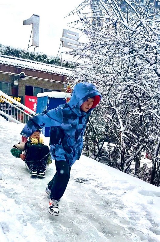 雪中童趣.jpg