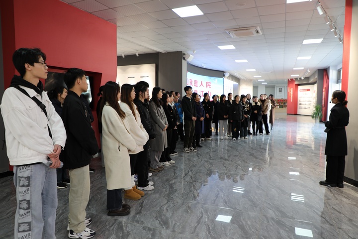 困牛山愛國主義教育基地里游客們正在認真聆聽講解員敘述紅軍集體跳崖千古壯舉。黎祖艷攝