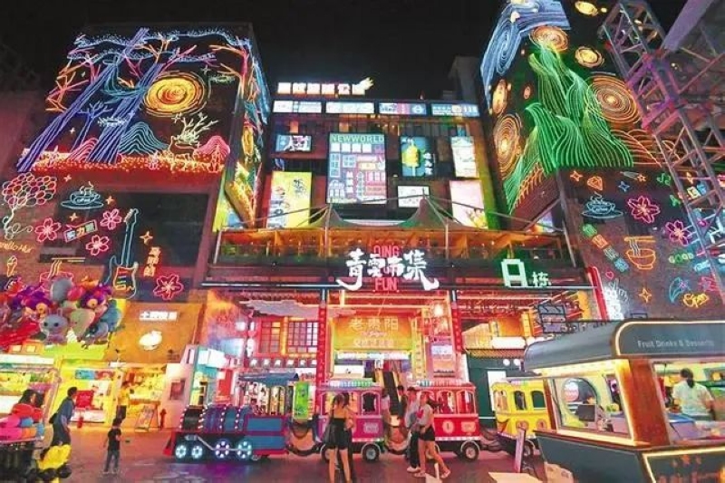 市民、游客在青云市集休閑游玩。趙松攝