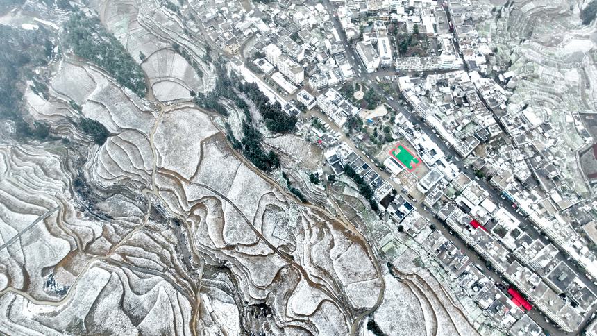 2024年1月27日，白雪覆蓋下的貴州省畢節(jié)市赫章縣平山鎮(zhèn)平山社區(qū)（無人機照片）。