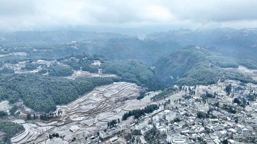 2024年1月27日，白雪覆蓋下的貴州省畢節(jié)市赫章縣平山鎮(zhèn)平山社區(qū)（無(wú)人機(jī)照片）。