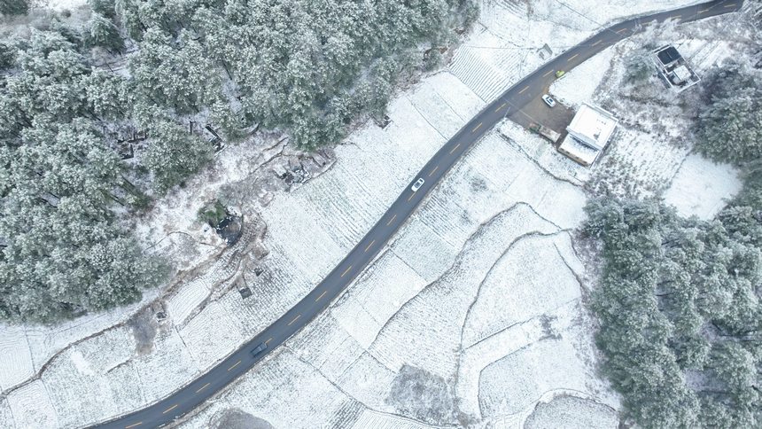 2024年1月27日，車輛行駛在貴州省畢節(jié)市赫章縣平山鎮(zhèn)境內的通村公路上（無人機照片）。