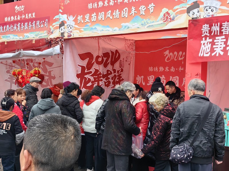 市民紛紛前來購年貨。