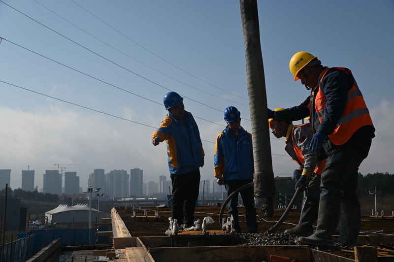 圖為貴陽有軌電車T2線施工現(xiàn)場.