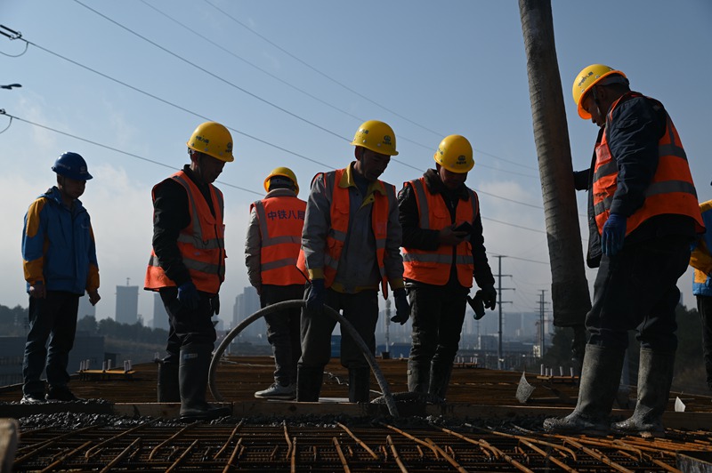 圖為貴陽有軌電車T2線施工現(xiàn)場。
