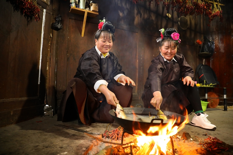 村民在烹煮酸湯魚(yú)。