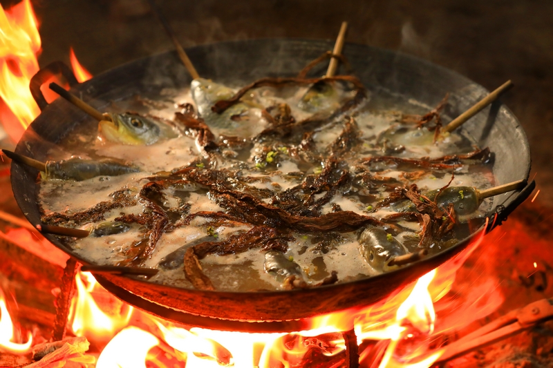 酸湯魚(yú)中加入農(nóng)家秘制酸菜烹煮。