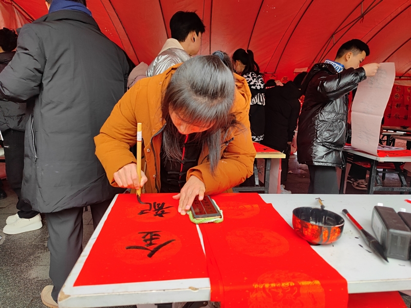 書寫春聯(lián)。