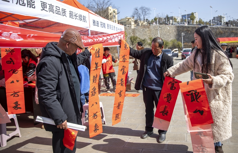 2月4日，赫章縣文聯(lián)開展文化進(jìn)萬家送春聯(lián)活動現(xiàn)場。劉勇攝