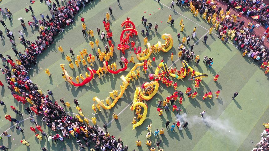 “六龍搶寶”場(chǎng)面壯觀。石阡縣融媒體中心供圖