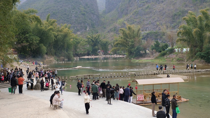 游客在大小井風(fēng)景名勝區(qū)游玩。