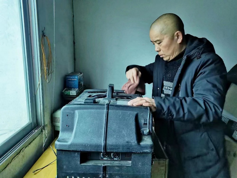 聞道明細(xì)心地維護(hù)他的“老伙計(jì)”。