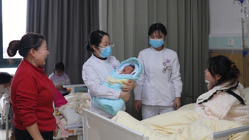 產(chǎn)科護士長鄒艷到病房看望孕產(chǎn)婦和嬰兒。劉曉麗 攝