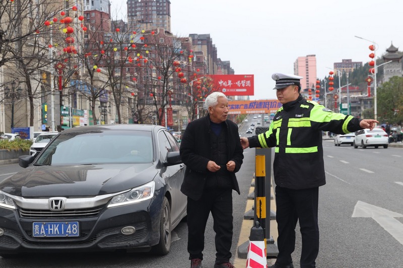 交警扶老人過馬路。劉曉麗攝
