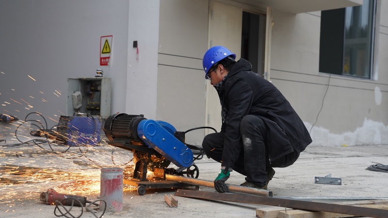 圖為 務川氟鋇新材料產(chǎn)業(yè)園的年產(chǎn)4萬噸電子級氫氟酸一期項目建設現(xiàn)場工人正在切割材料 王光敏 攝.JPG