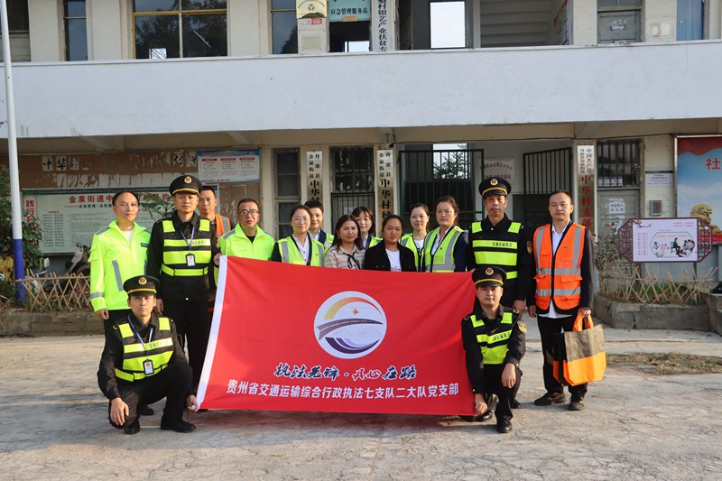 大隊(duì)黨支部與轄區(qū)道路沿線村黨支部開(kāi)展聯(lián)建共建。