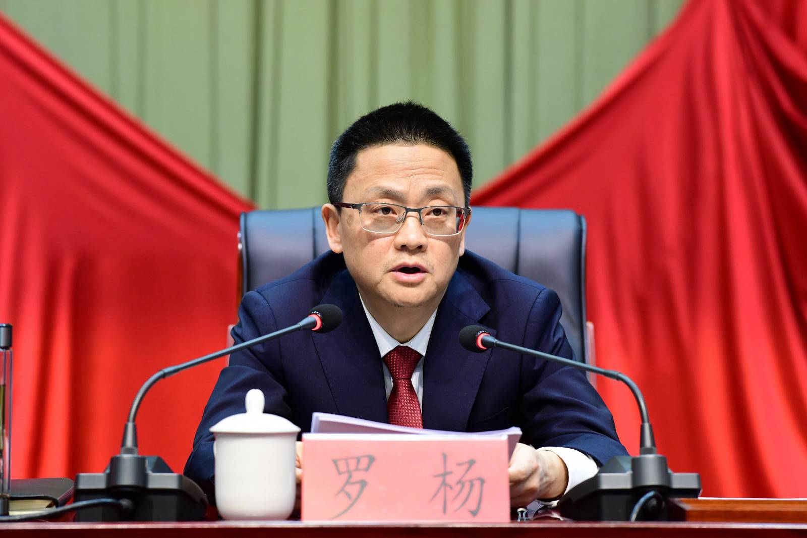 羅楊講話。