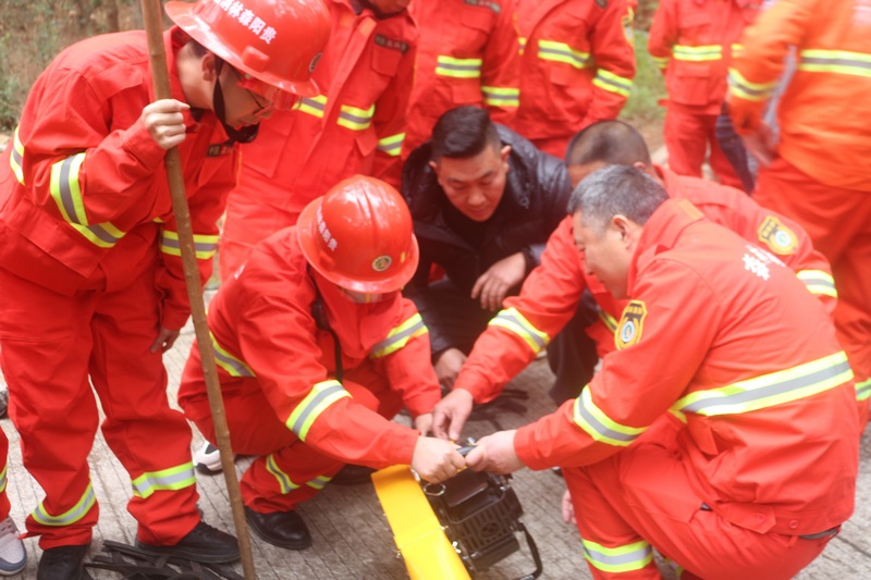 南龍鄉(xiāng)應(yīng)急救援隊(duì)員學(xué)習(xí)如何使用滅火器具。