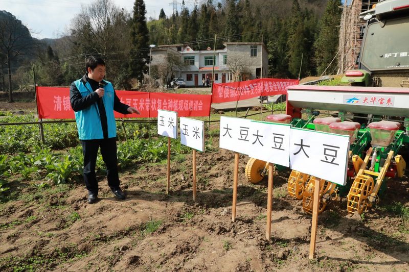 清鎮(zhèn)市農(nóng)業(yè)農(nóng)村局農(nóng)技專家講解種植技術(shù)要點。任芳靚 攝.jpg