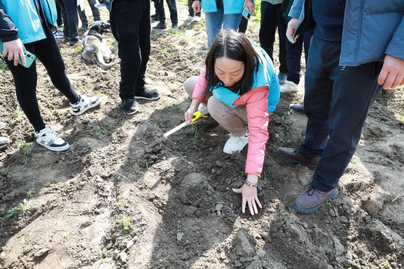 清鎮(zhèn)市農(nóng)業(yè)農(nóng)村局農(nóng)技專家演示種植要點。任芳靚 攝.jpg