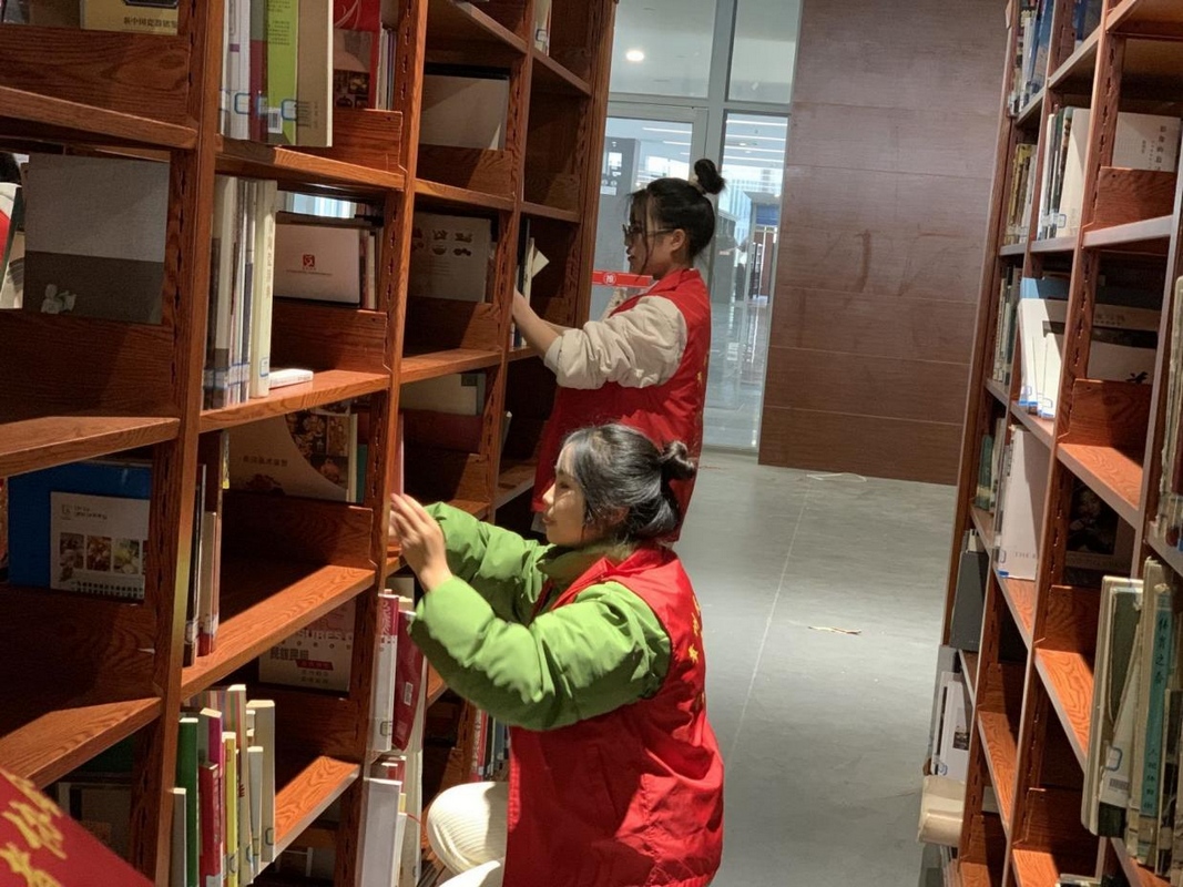 化學(xué)工程學(xué)院開展圖書整理志愿服務(wù)活動。