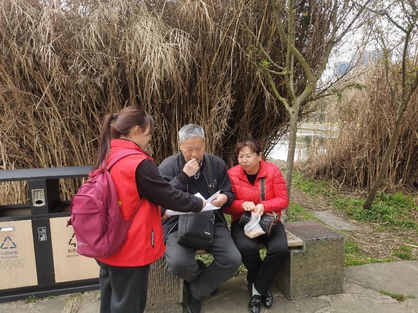 貴州民族大學(xué)青年志愿者聯(lián)合會志愿者宣傳生態(tài)保護(hù)相關(guān)知識。