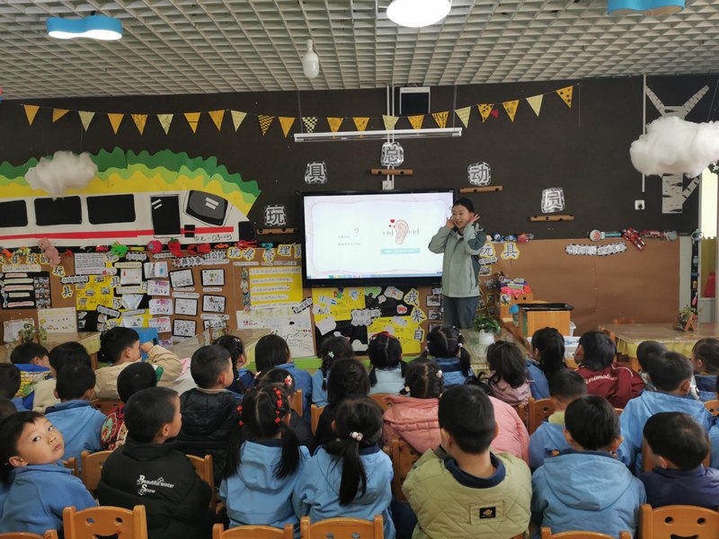 學校健康教育課宣傳“愛耳日”。肖維 攝 (2).jpg
