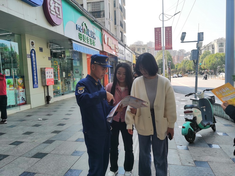 進(jìn)社區(qū)開展消防宣傳活動。.jpg