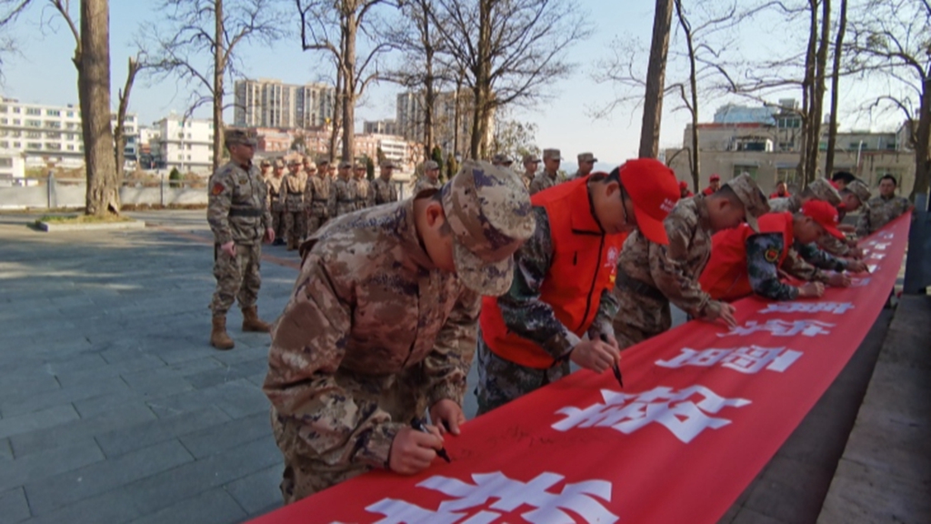 “良知”退役軍人和役前教育人員還開展“傳承紅色基因，賡續(xù)雷鋒精神”簽名活動(dòng) 修文縣融媒體中心李宇 攝