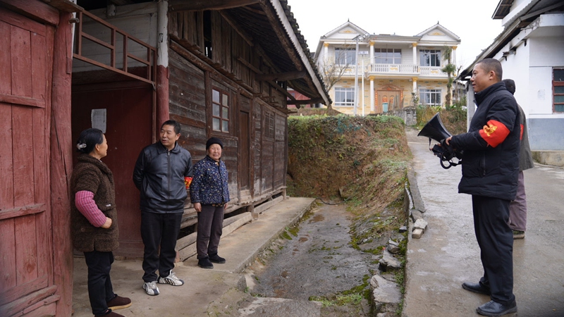 思南縣張家寨護(hù)林員對村民進(jìn)行走訪宣傳。（陳敏 攝）