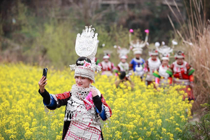 3月10日，游客在油菜花叢中游玩。楊武魁攝