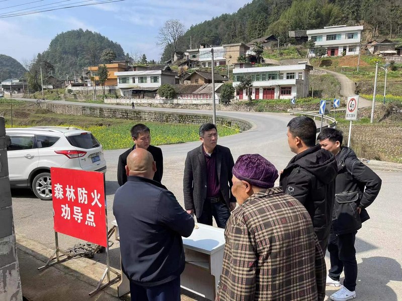 開陽縣森林防滅火工作組深入花梨鎮(zhèn)開展森防工作檢查.jpg