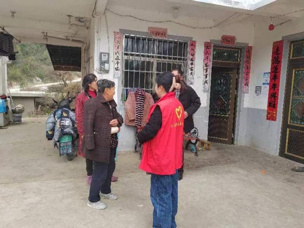 圖為：入戶宣傳森林防火知識(shí).jpg