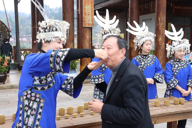 喝攔門酒。