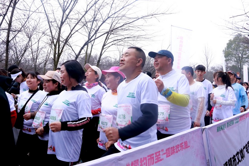 2024貴州·清鎮(zhèn)櫻花季系列活動(dòng)“櫻約而至”趣味歡樂(lè)跑活動(dòng)，朱祖華第一個(gè)沖出終點(diǎn)線。楊洪金攝