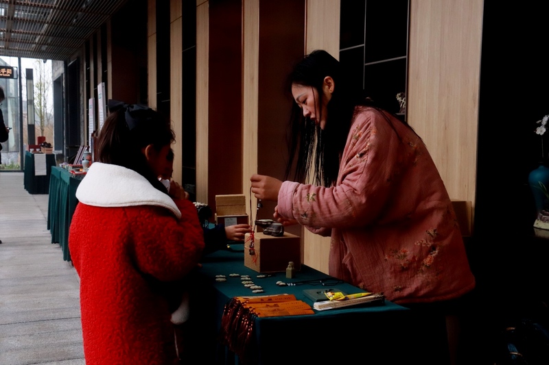 (1)櫻花集市上游客在了解展銷(xiāo)商品（楊洪金攝） (4).jpg