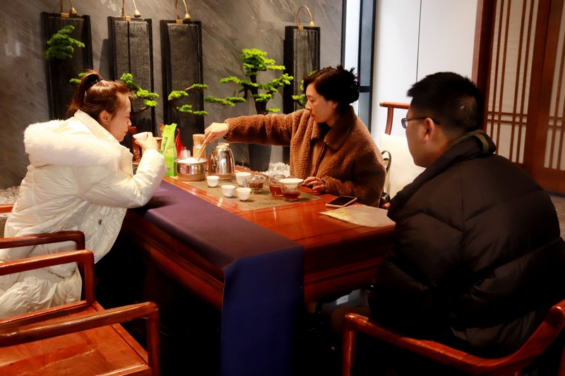 (3)櫻花集市上游客在免費(fèi)品茗區(qū)品茶（楊洪金攝） (2).jpg