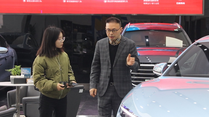 了解汽車(chē)銷(xiāo)售市場(chǎng)（劉曉麗攝）.jpg